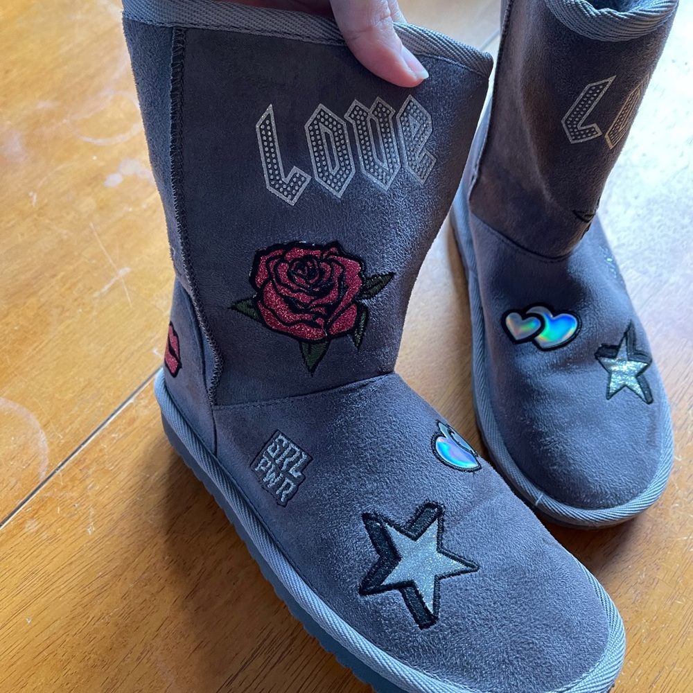 Kids boots size 4= women’s size 5.5/6